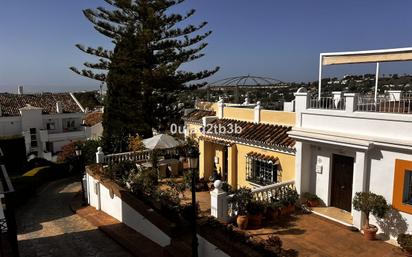 Vista exterior de Casa adosada en venda en Marbella amb Aire condicionat, Terrassa i Alarma