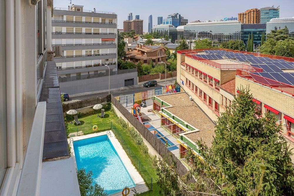 Swimming pool of Apartment for sale in  Madrid Capital  with Air Conditioner, Private garden and Swimming Pool