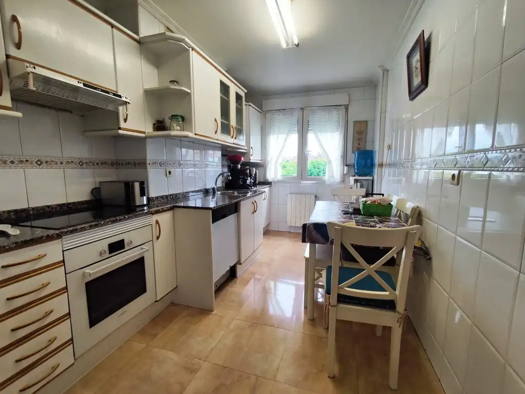 Cocina de Piso en venta en Gijón  con Calefacción, Trastero y Horno
