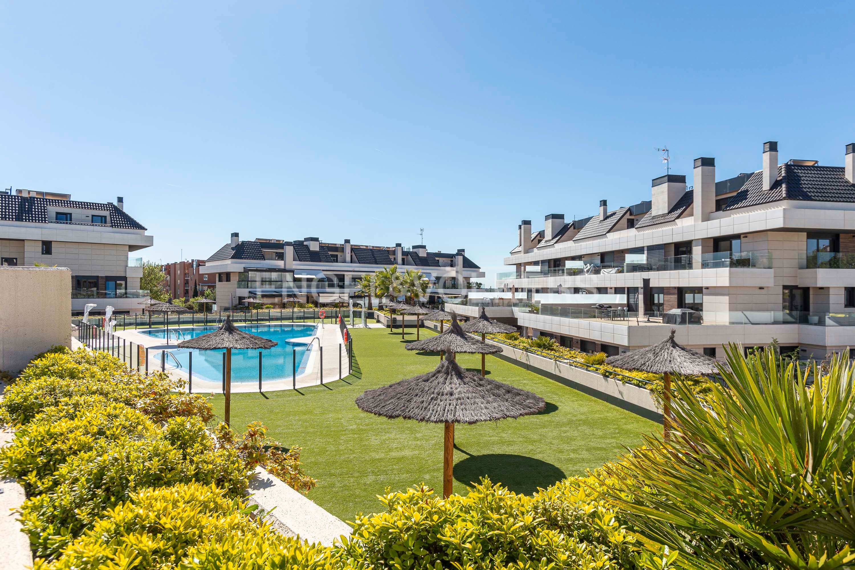 Vista exterior de Dúplex en venda en Boadilla del Monte amb Aire condicionat, Calefacció i Jardí privat