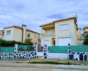 Vista exterior de Casa o xalet en venda en Otero amb Terrassa, Traster i Balcó