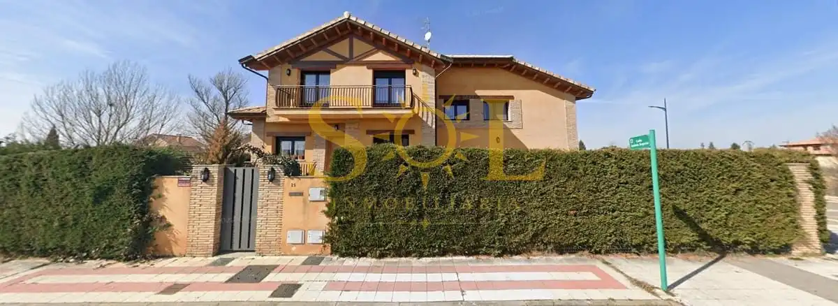 Casa con terraza en venta en Calle Maestro Rodrigo-vr 8, imagen 2