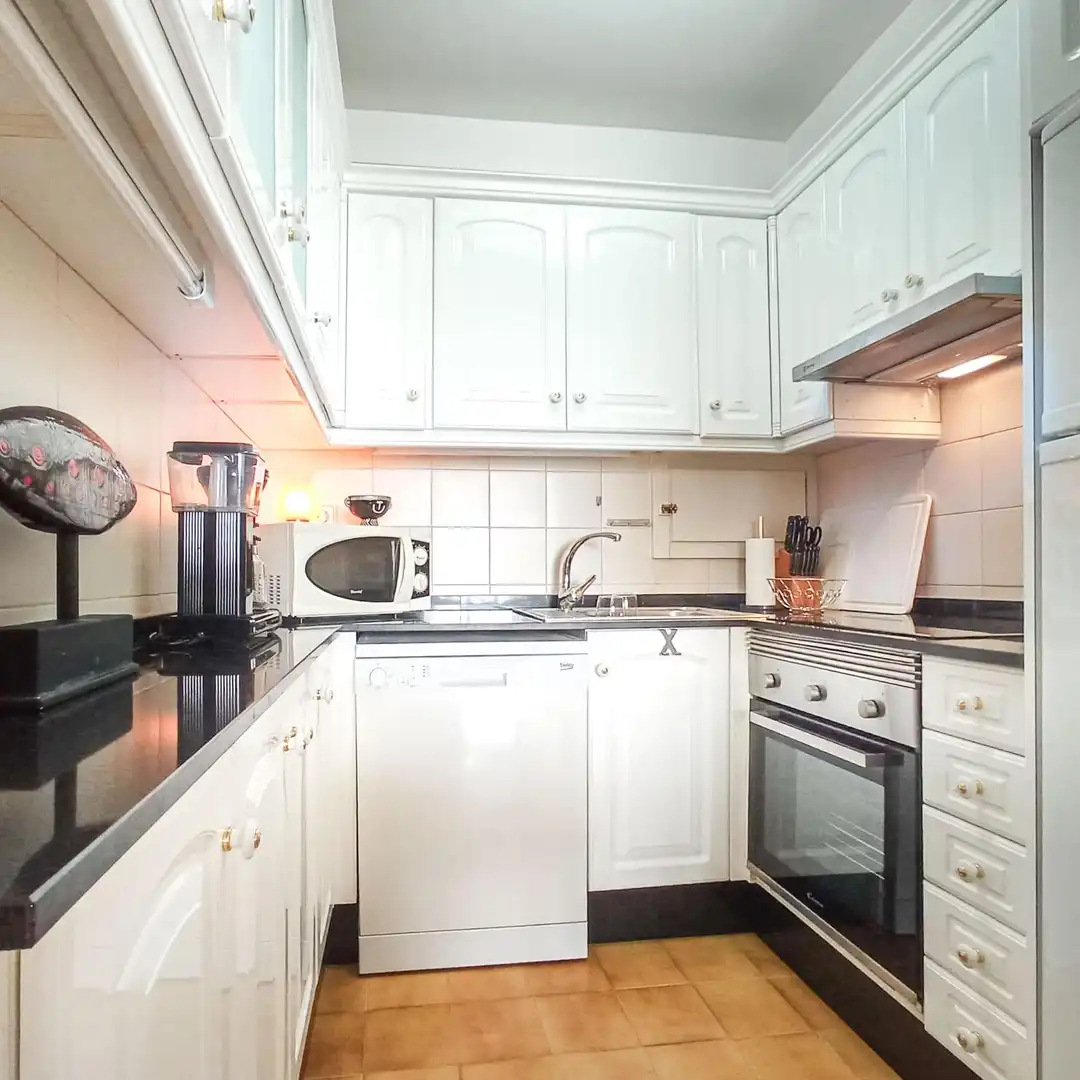Cocina de Apartamento de alquiler en L'Alfàs del Pi con Aire acondicionado, Jardín privado y Terraza