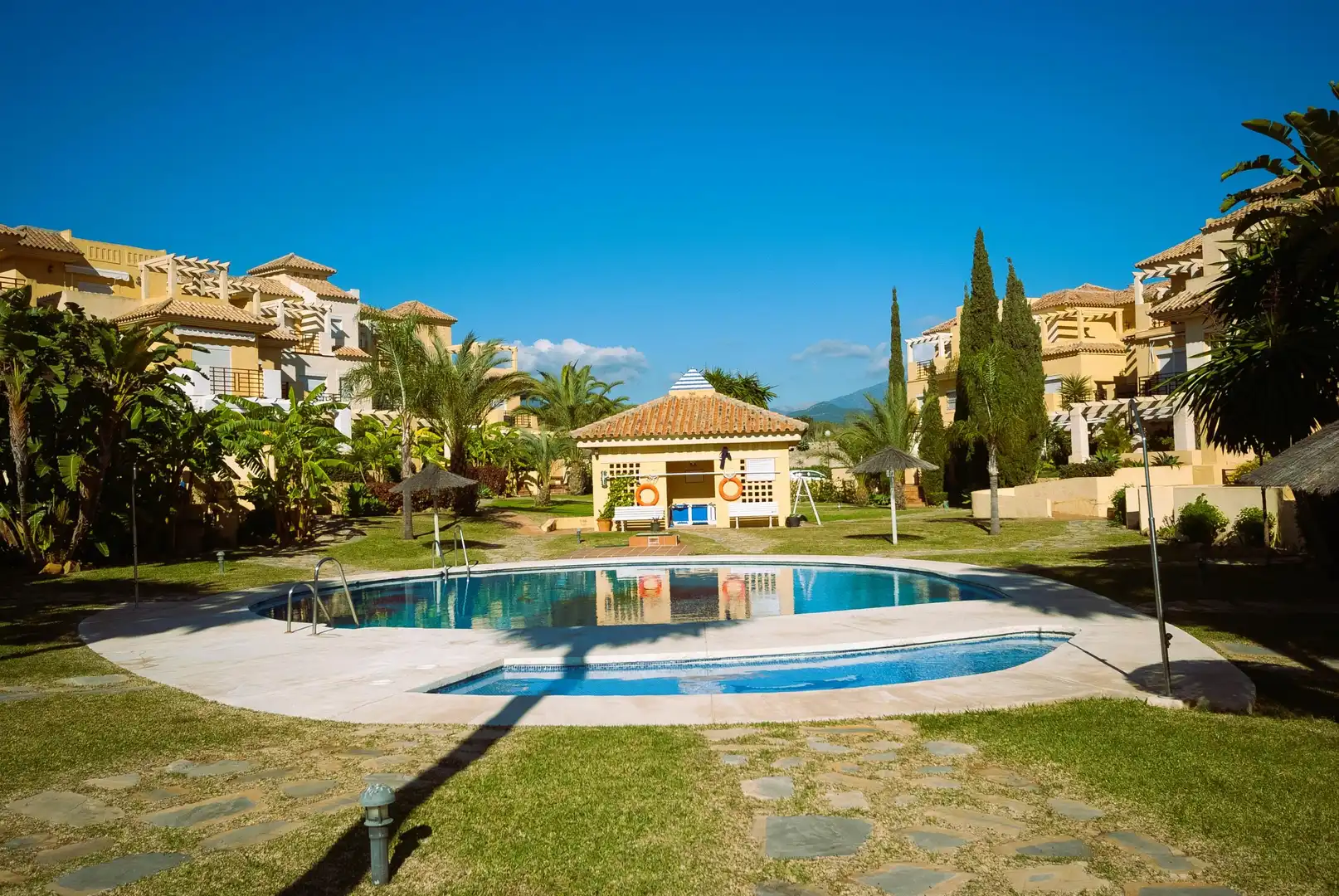 Jardín de Casa adosada en venta en Estepona con Aire acondicionado, Calefacción y Jardín privado