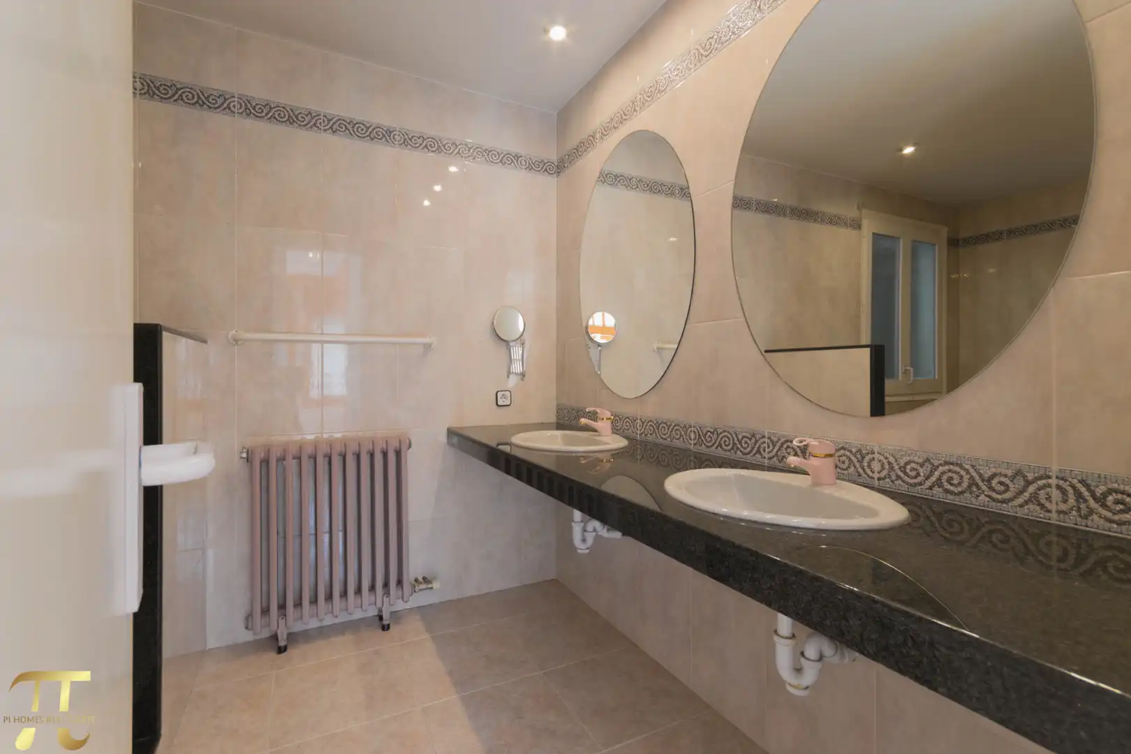 Bathroom of Duplexes for sale in Berga  with Terrace and Storage room
