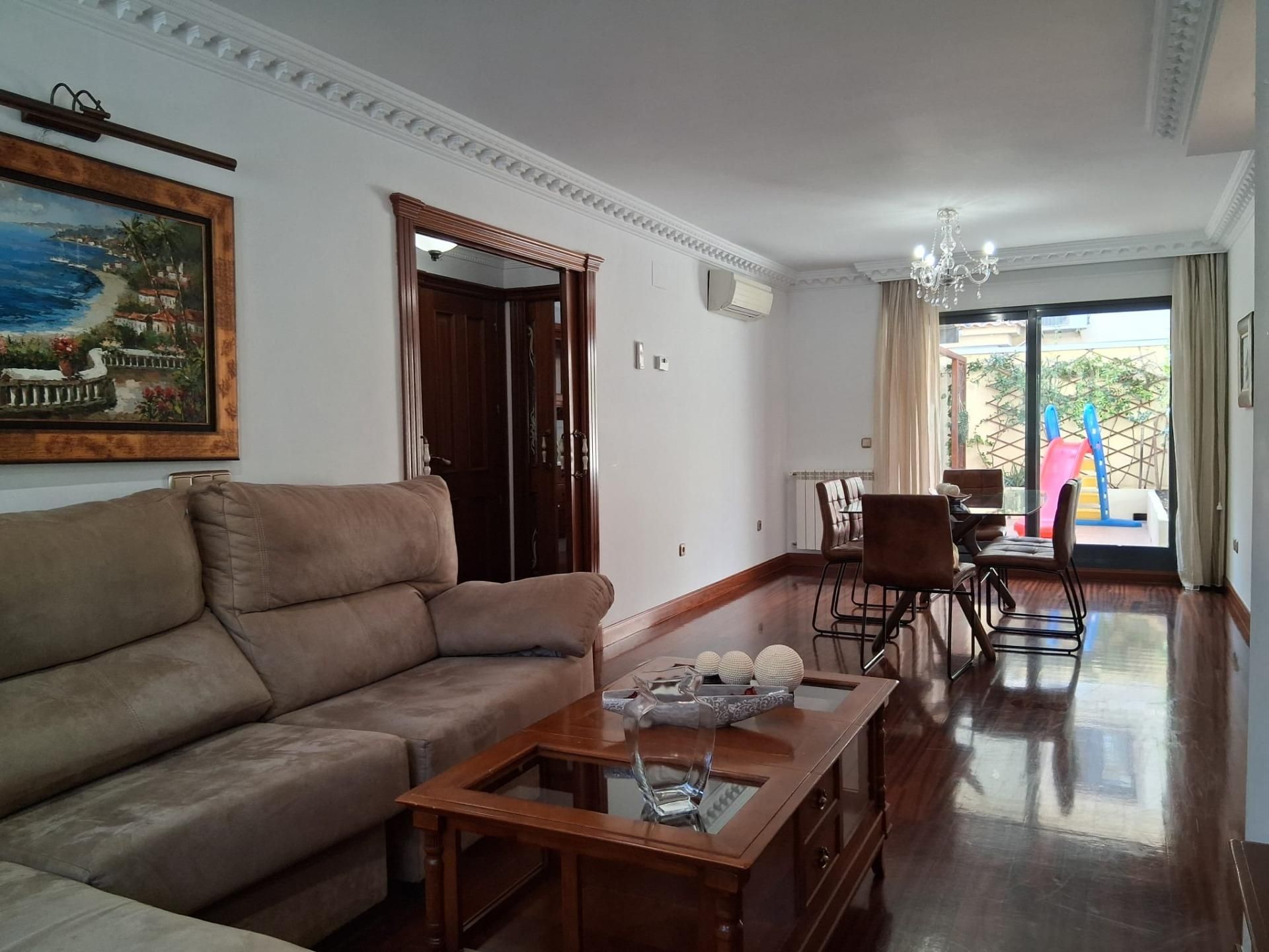 Sala d'estar de Casa adosada en venda en  Albacete Capital amb Aire condicionat, Calefacció i Jardí privat