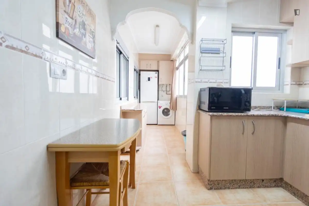 Cocina de Apartamento para compartir en Valencia con Aire acondicionado, Calefacción y Amueblado