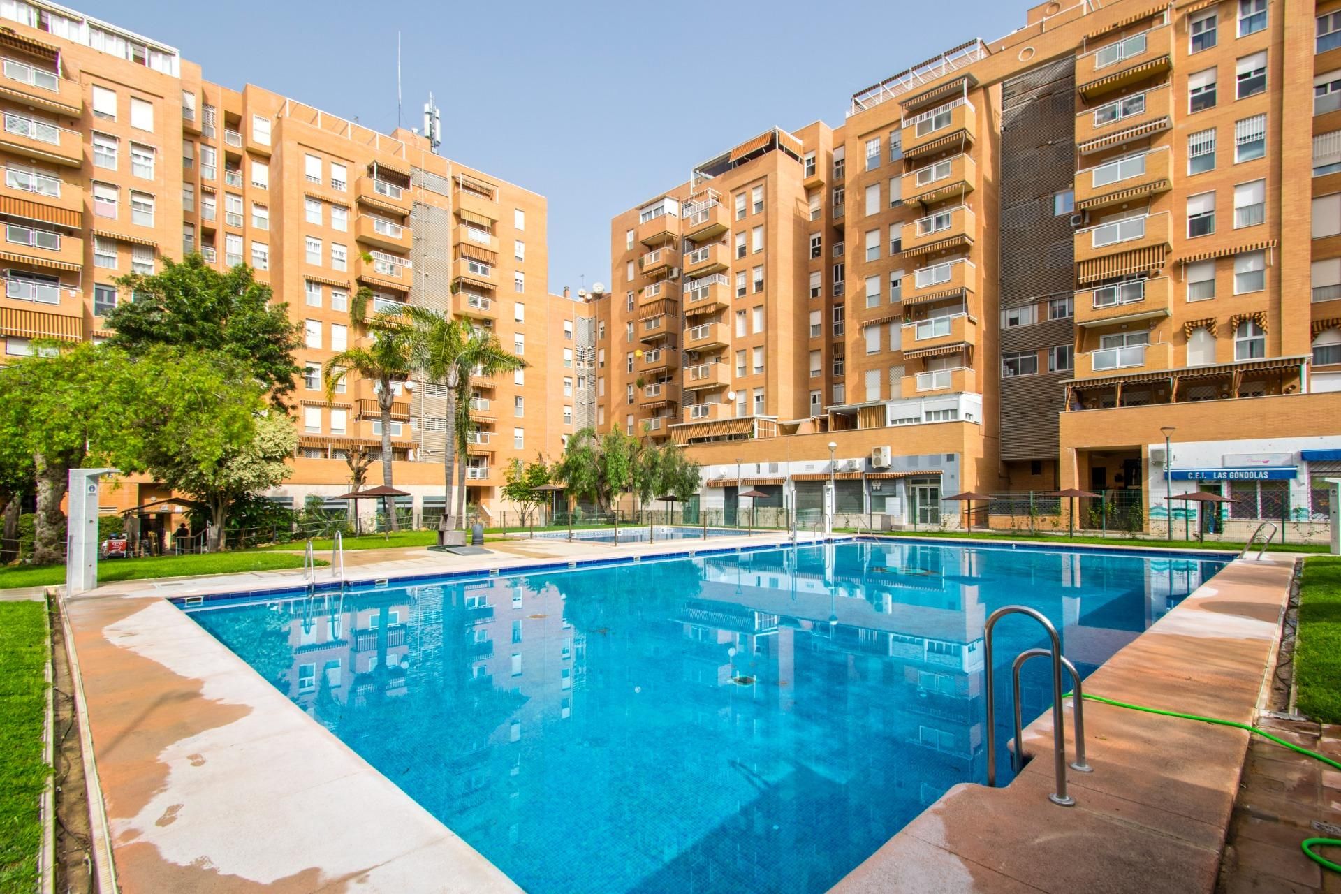 Swimming pool of Flat for sale in  Sevilla Capital  with Air Conditioner, Terrace and Balcony
