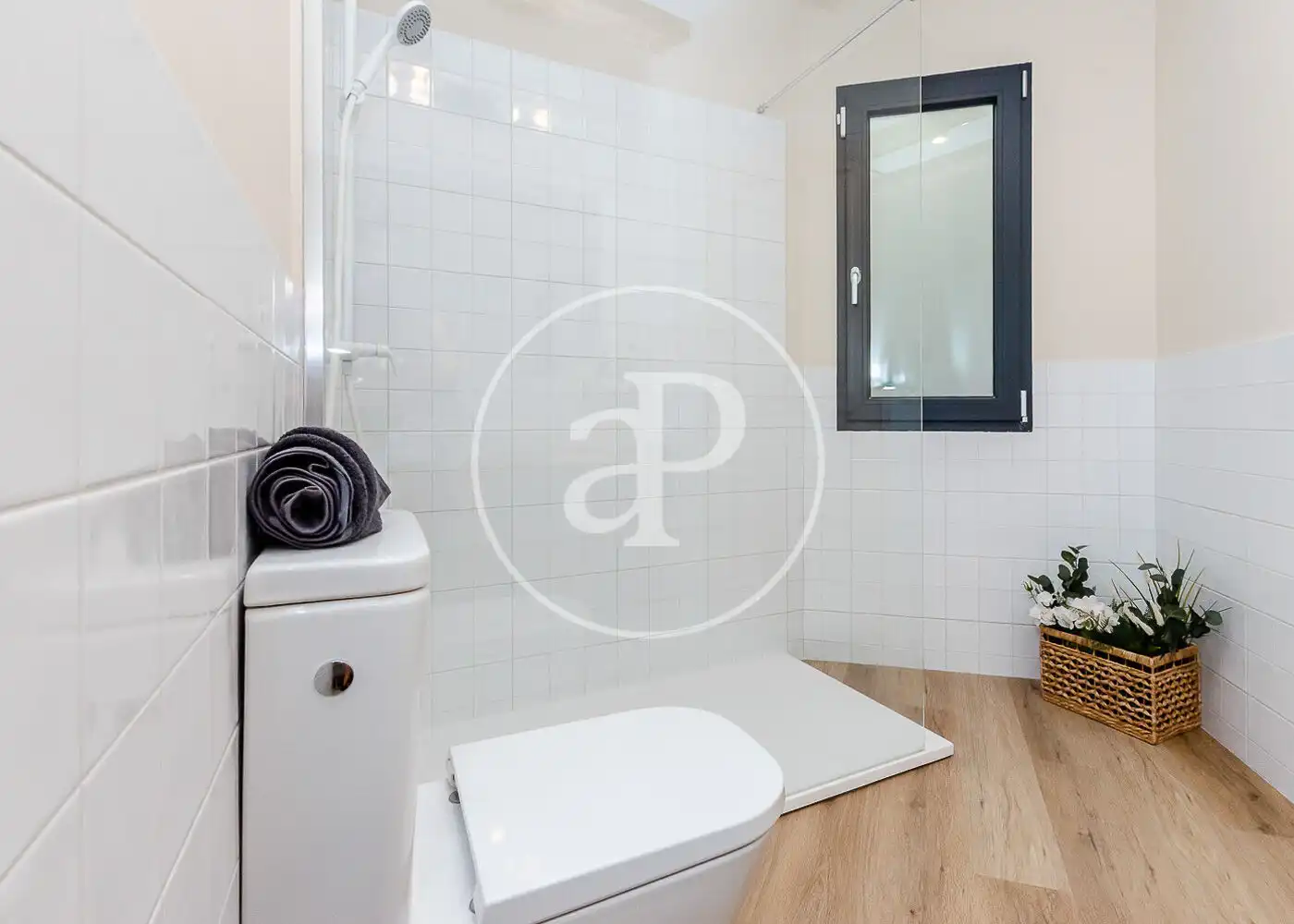 Badezimmer von Wohnung zum Verkauf in Barcelona mit Heizung und Balkon