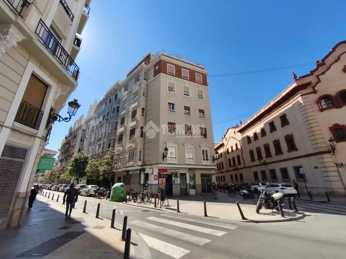 Vista exterior de Pis en venda en Valencia amb Balcó