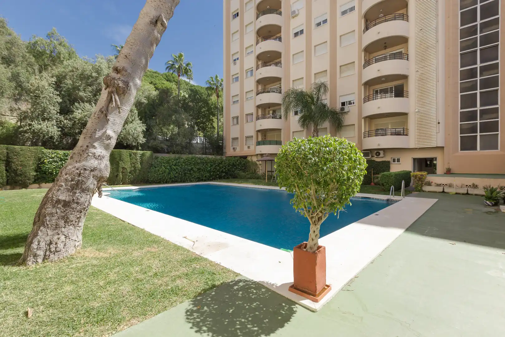Swimming pool of Flat for sale in Marbella  with Air Conditioner, Terrace and Community pool