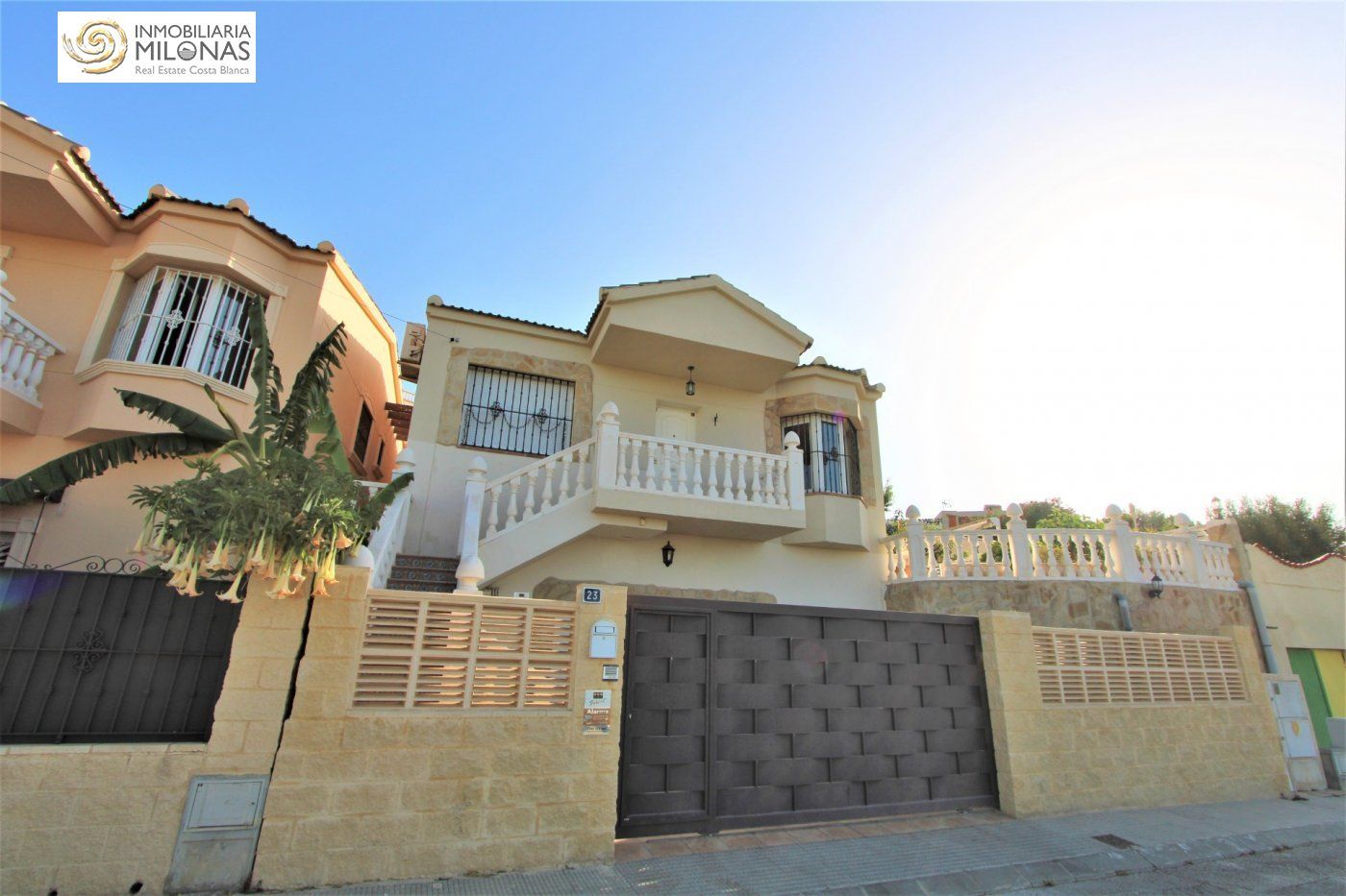 Vista exterior de Casa o xalet en venda en La Nucia amb Aire condicionat, Jardí privat i Terrassa