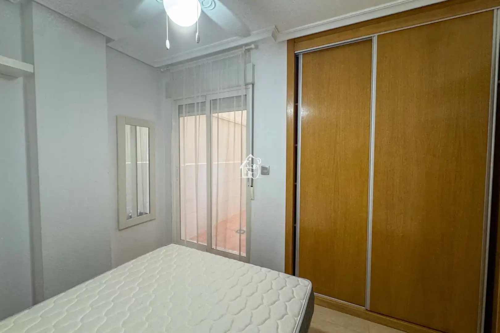 Dormitori de Apartament de lloguer en Torrevieja amb Aire condicionat, Terrassa i Moblat