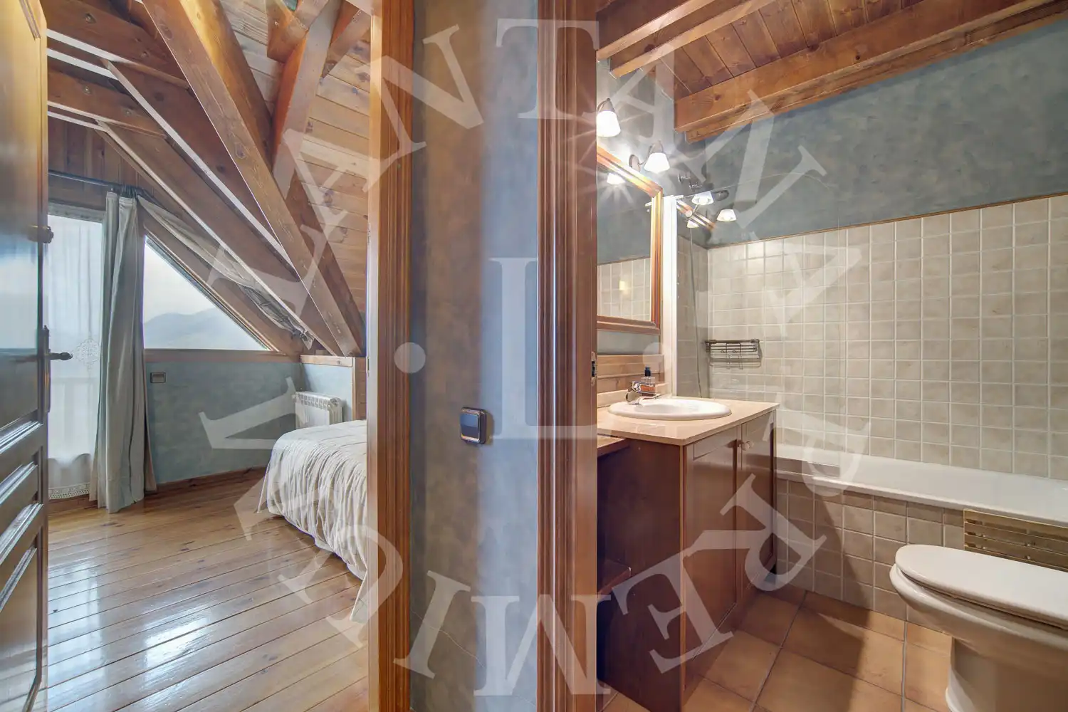 Habitación de Casa adosada en venta en Naut Aran con Calefacción, Jardín privado y Parquet