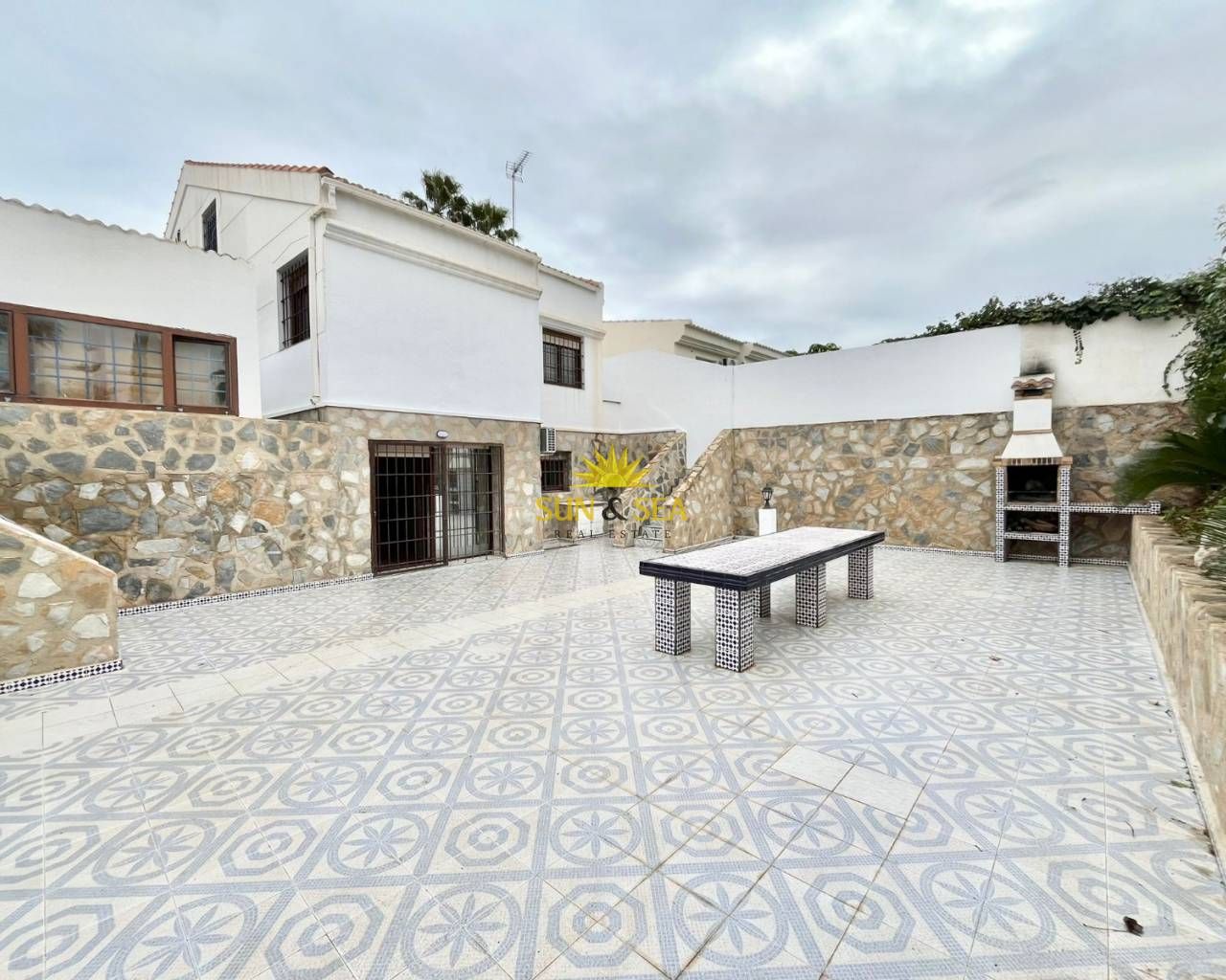 Vista exterior de Casa o xalet de lloguer en Torrevieja amb Aire condicionat, Calefacció i Jardí privat
