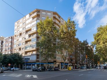 Pis amb balcó en venda a Avenida Reina Victoria 24