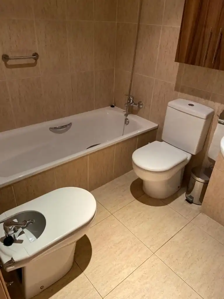 Badezimmer von Wohnung zur Miete in Valencia mit Klimaanlage, Heizung und Terrasse