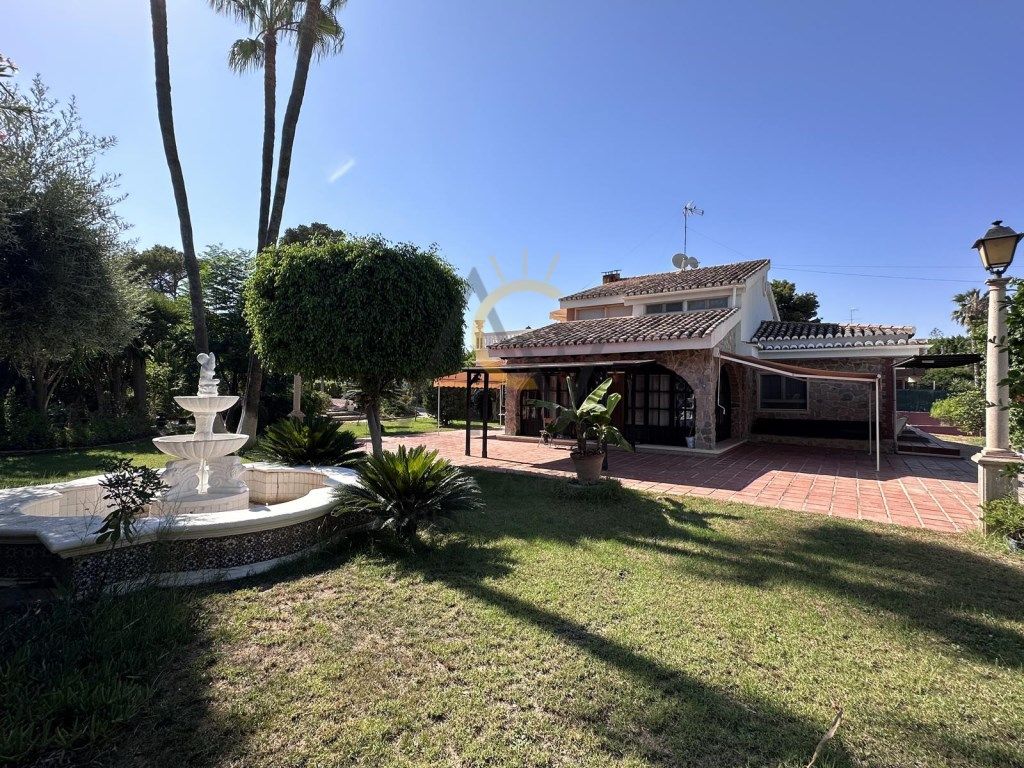 Vista exterior de Casa o xalet en venda en Elche / Elx amb Aire condicionat, Calefacció i Piscina