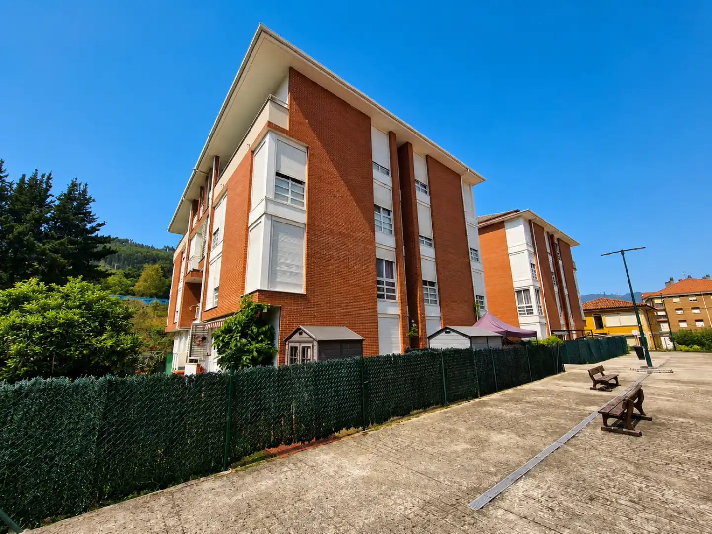 Vista exterior de Piso en venta en Los Corrales de Buelna  con Calefacción, Jardín privado y Parquet