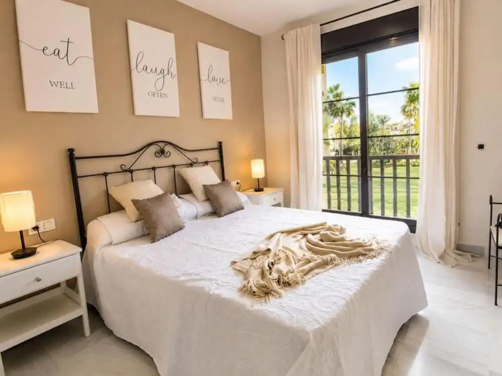 Dormitori de Apartament de lloguer en Estepona amb Aire condicionat, Terrassa i Piscina