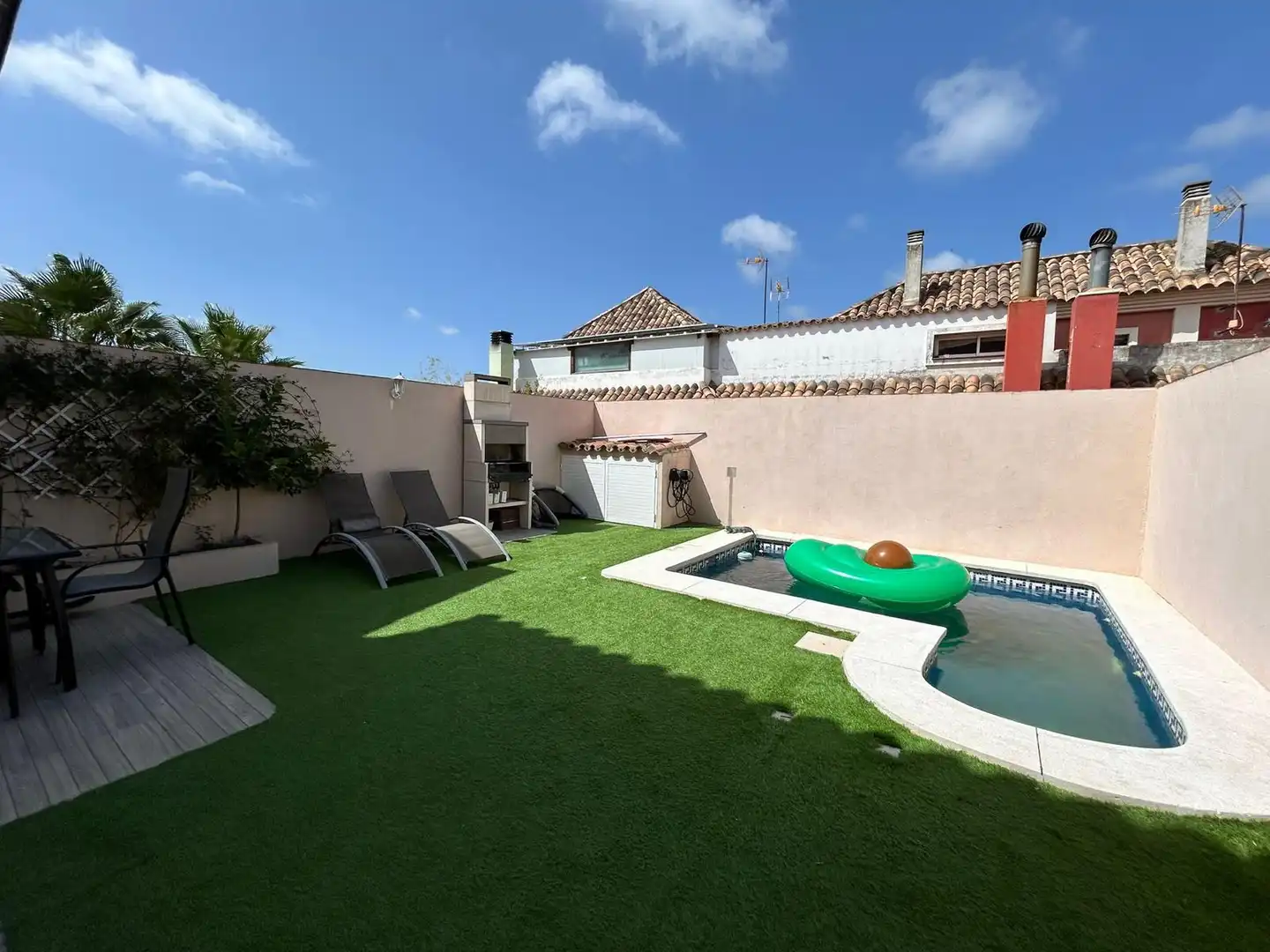 Terrasse von Einfamilien-Reihenhaus zum Verkauf in Casares mit Schwimmbad