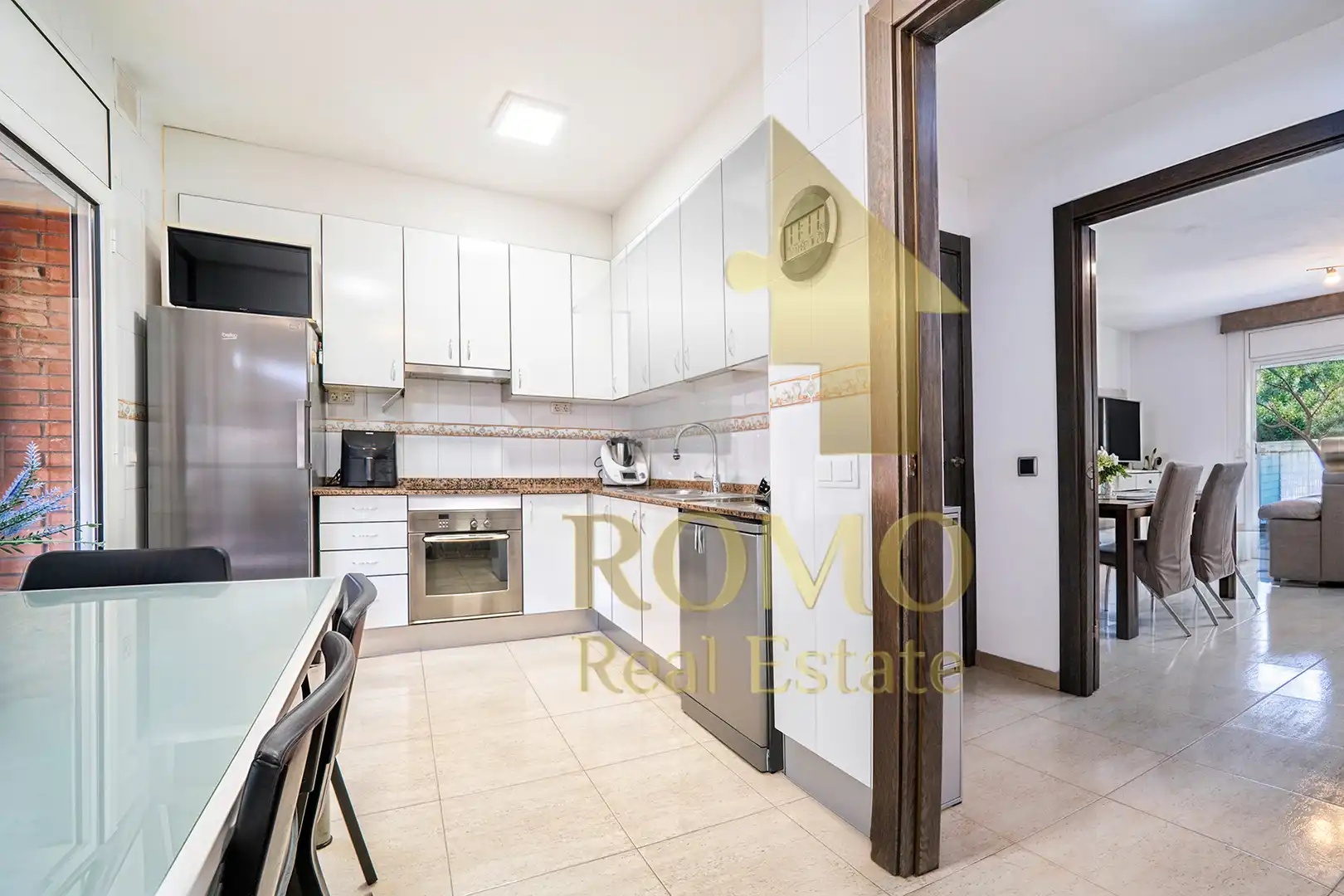 Cocina de Casa adosada en venta en Santa Perpètua de Mogoda con Aire acondicionado, Calefacción y Jardín privado