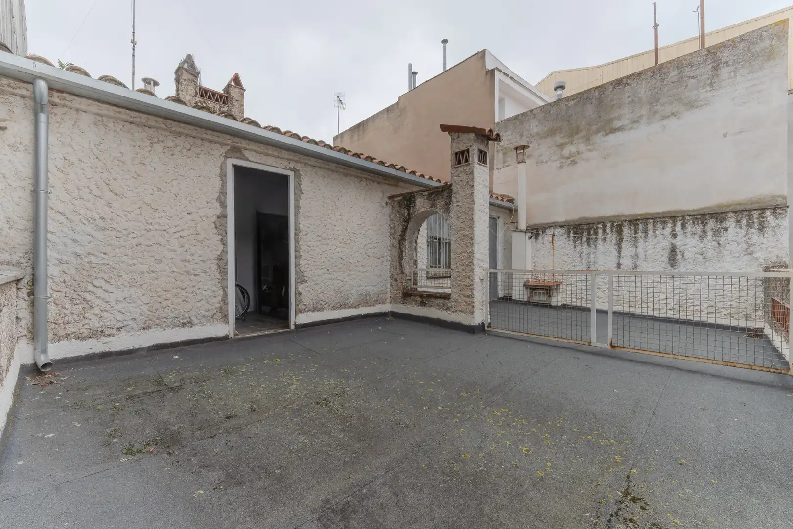Außenansicht von Wohnung zum Verkauf in Girona mit Heizung und Terrasse