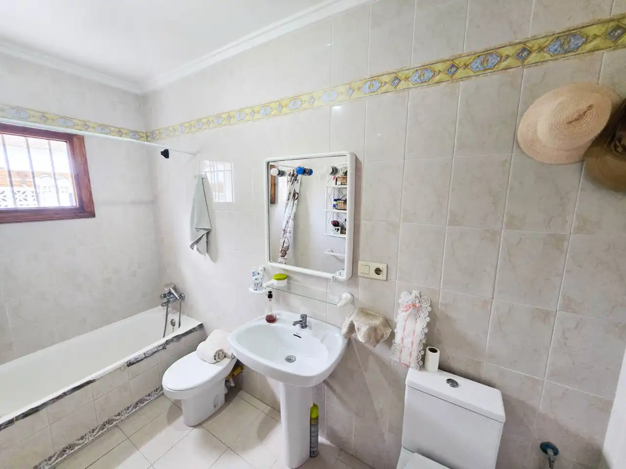 Bany de Casa o xalet en venda en Torrevieja amb Calefacció, Terrassa i Moblat
