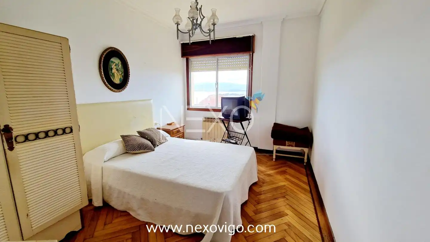 Dormitori de Casa o xalet en venda en Cangas  amb Calefacció, Jardí privat i Parquet