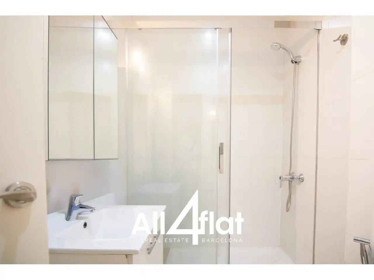 Bathroom of Flat for sale in Barcelona  with Air Conditioner, Furnished and Balcony