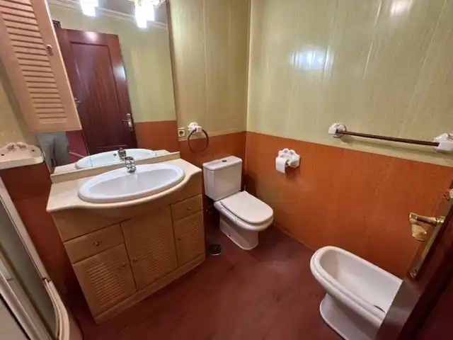 Baño de Casa adosada en venta en Huelva con Aire acondicionado, Calefacción y Jardín privado