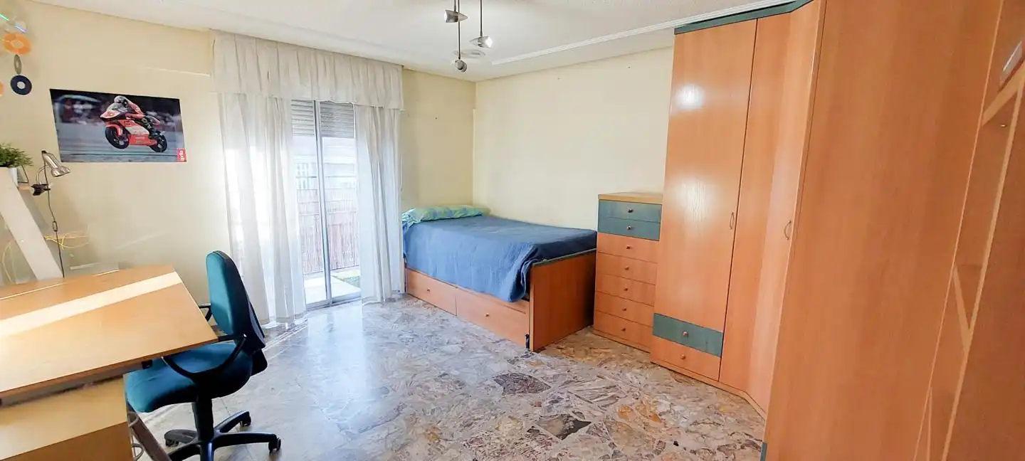 Habitación de Piso de alquiler en Elche / Elx con Amueblado y Balcón