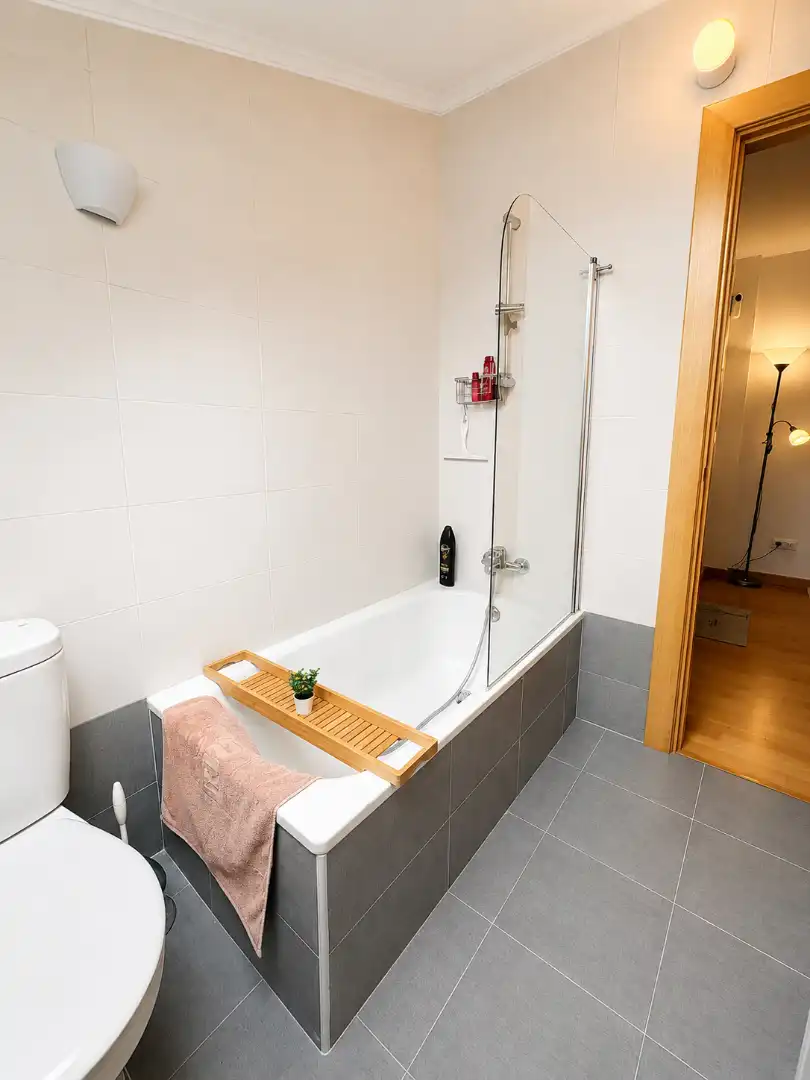 Baño de Piso de alquiler en Hazas de Cesto con Calefacción, Terraza y Amueblado
