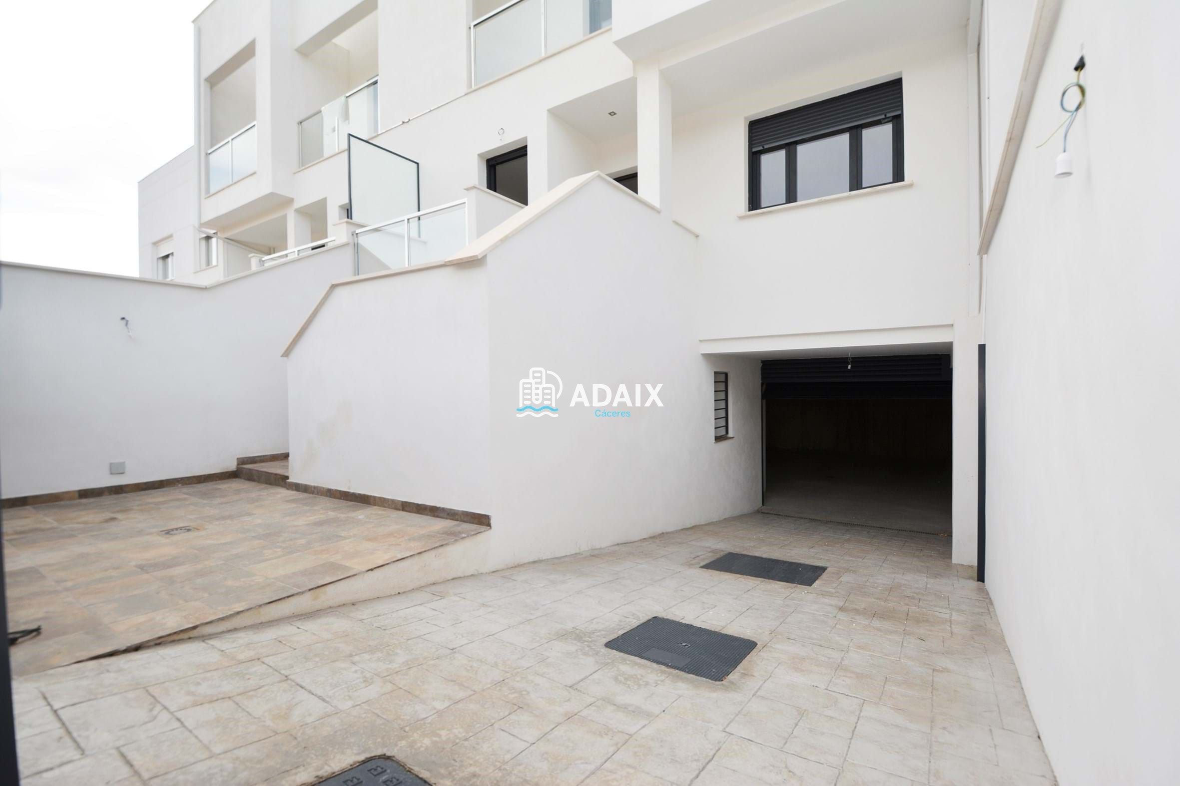 Vista exterior de Casa o xalet en venda en Cáceres Capital amb Calefacció, Terrassa i Traster