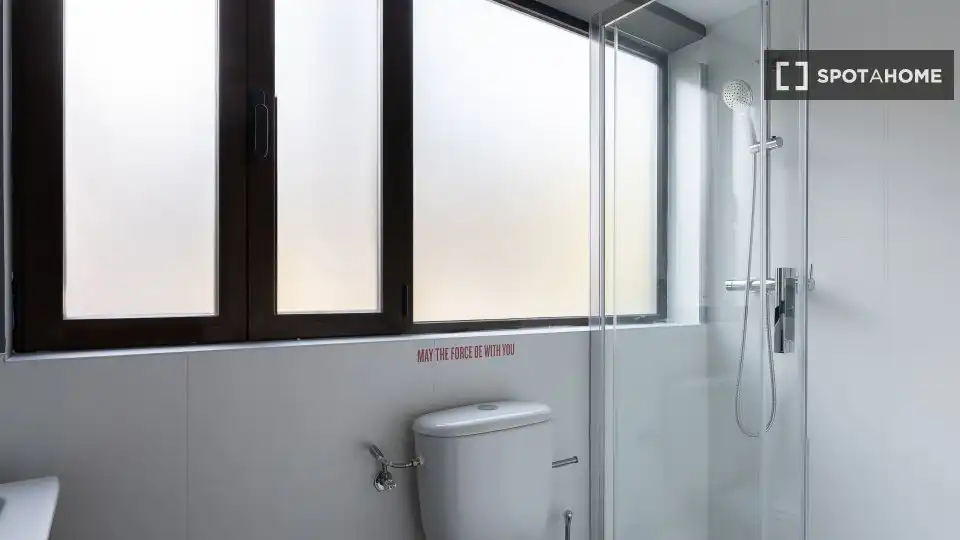 Bathroom of Flat for rent in Valencia  with Air Conditioner, Heating and Furnished
