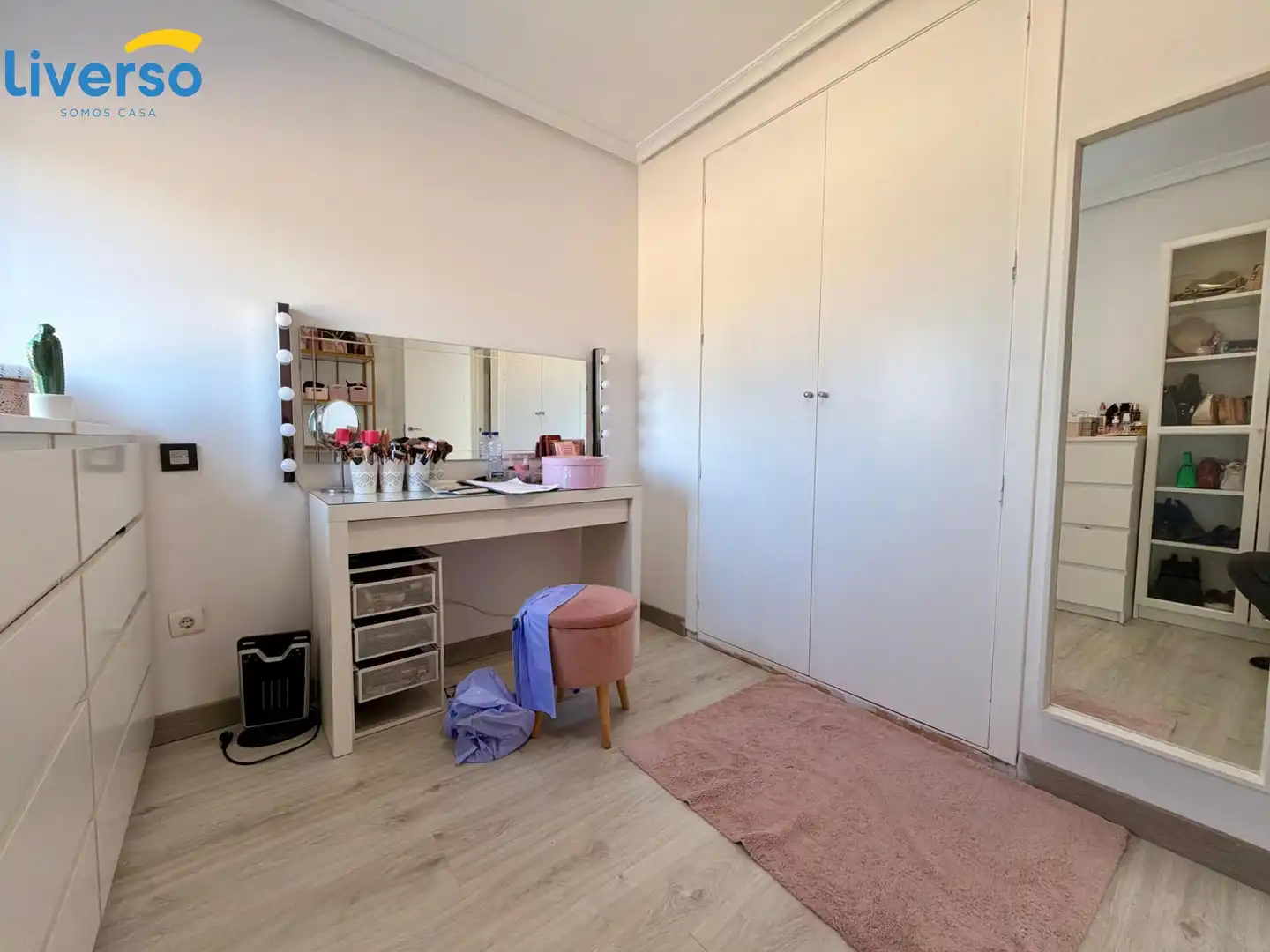 Dormitori de Casa adosada en venda en Alfoz de Quintanadueñas amb Calefacció, Terrassa i Traster