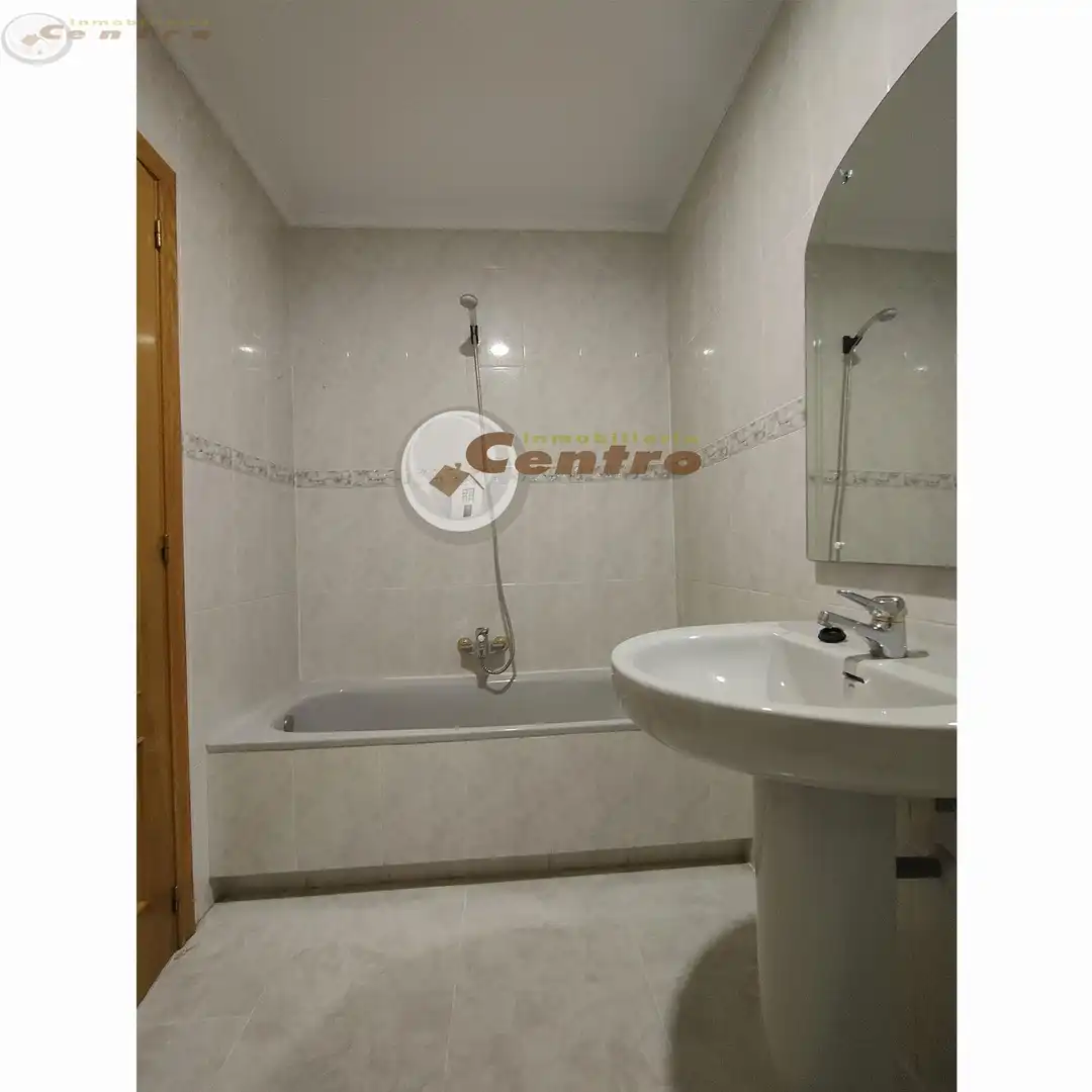 Baño de Piso en venta en Albacete con Calefacción, Terraza y Trastero