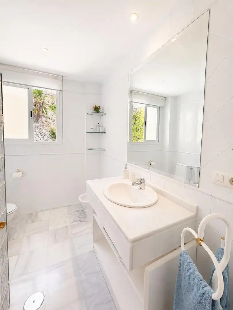 Baño de Piso de alquiler en Almuñécar con Amueblado, Balcón y Piscina comunitaria