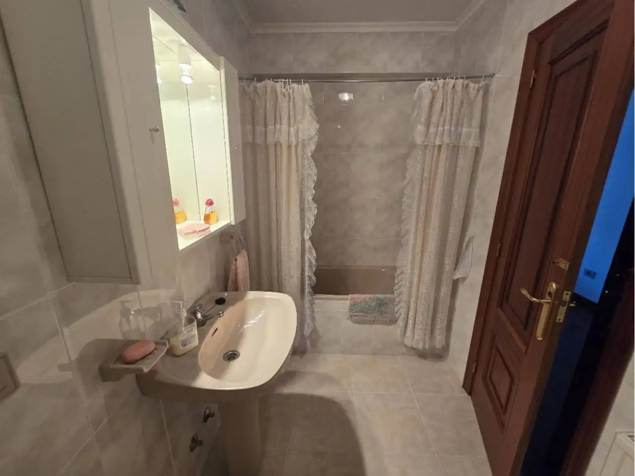 Badezimmer von Wohnung zum Verkauf in Baleira mit Heizung, Terrasse und Möbliert