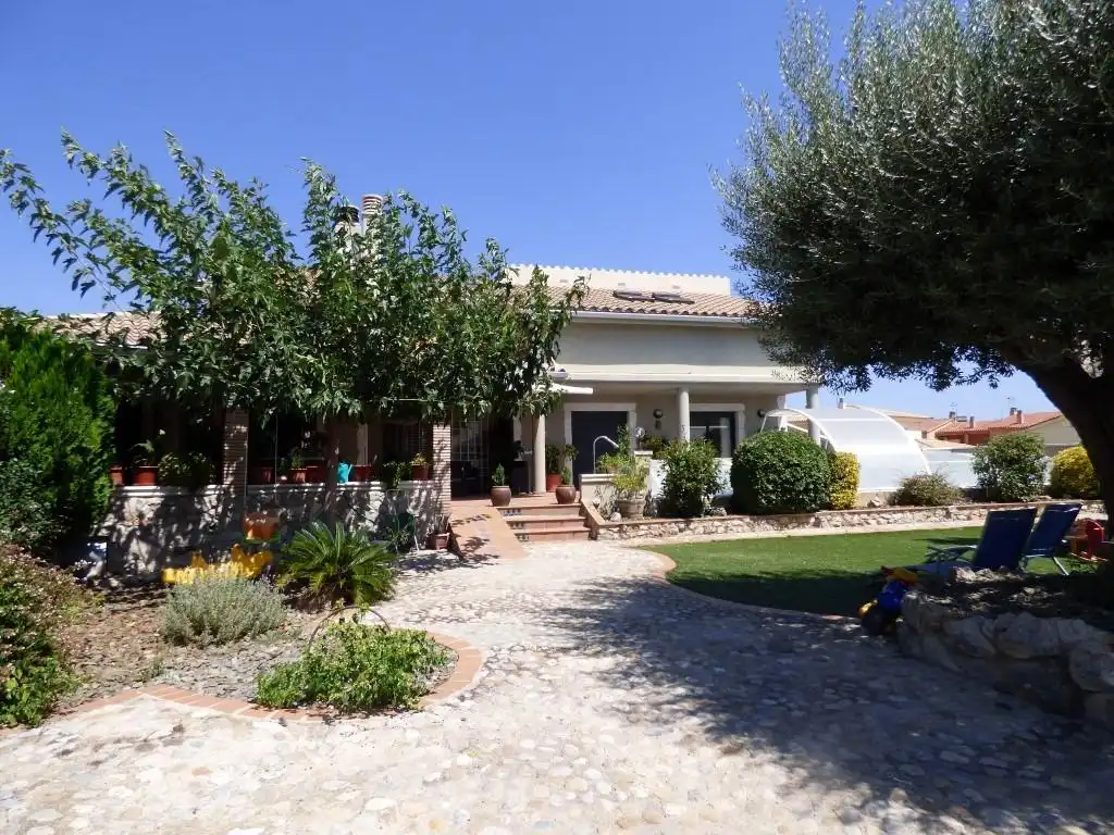 Vista exterior de Casa o xalet en venda en Vilafant amb Aire condicionat, Jardí privat i Terrassa