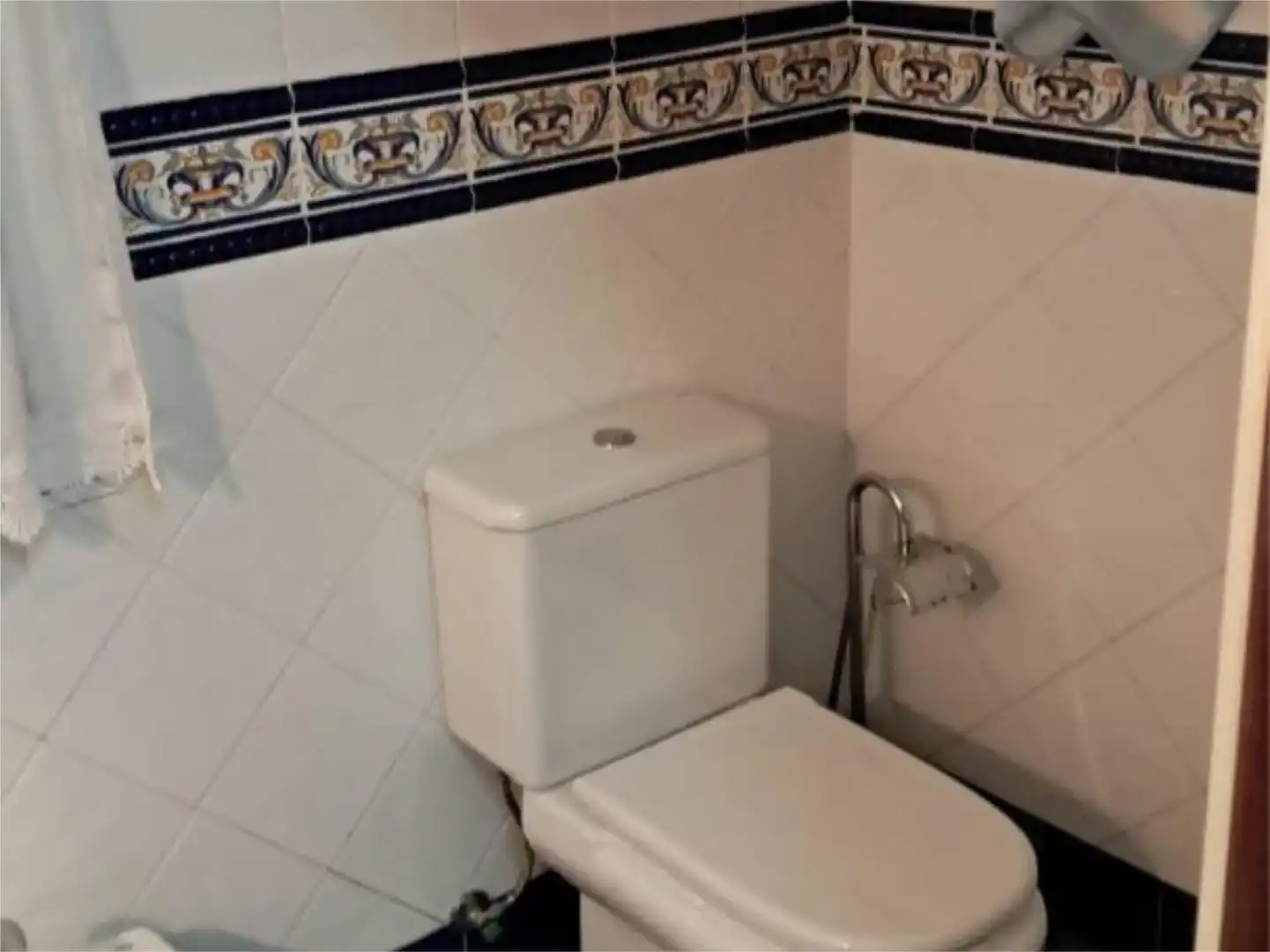 Bany de Casa o xalet en venda en Baeza amb Jardí privat, Piscina i Moblat