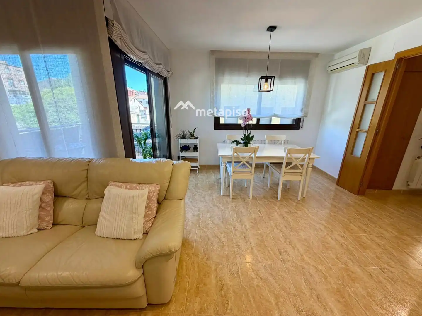 Sala de estar de Casa adosada en venta en Santa Margarida I Els Monjos con Aire acondicionado, Calefacción y Terraza