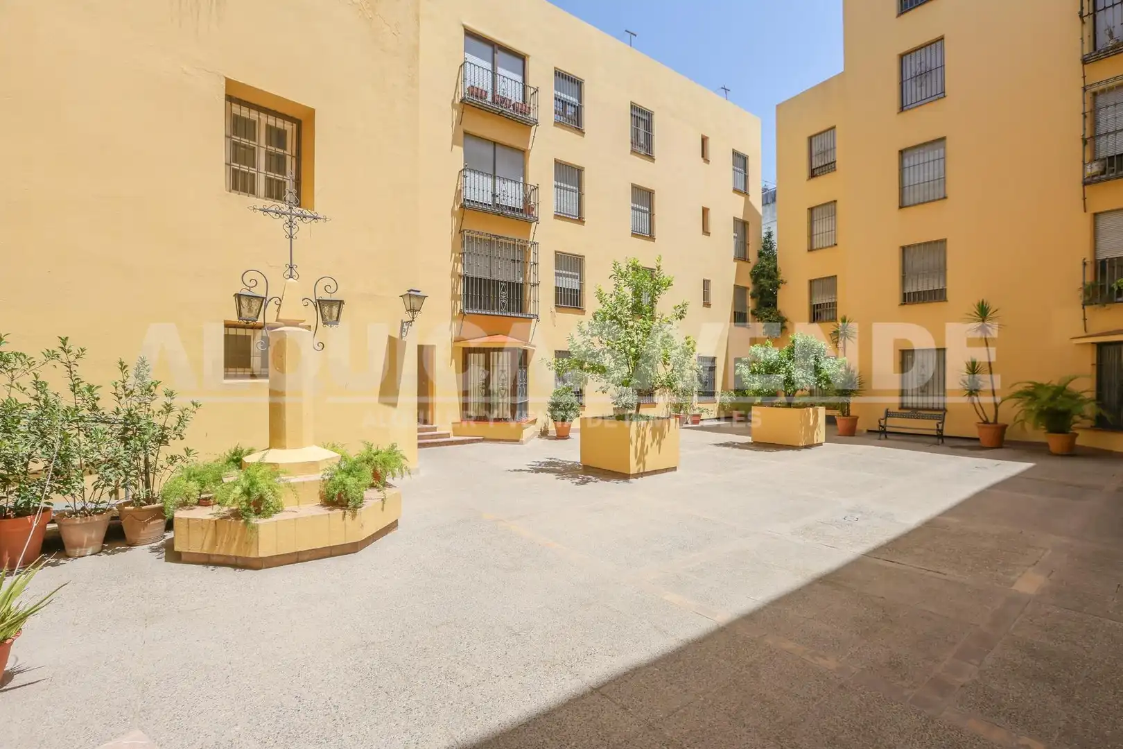 Vista exterior de Pis en venda en Sevilla amb Aire condicionat, Calefacció i Jardí privat