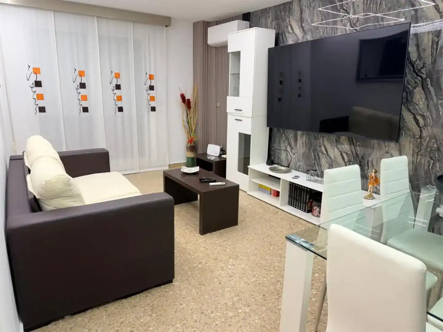 Sala de estar de Piso de alquiler en Emperador con Aire acondicionado, Amueblado y Balcón
