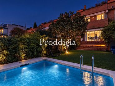 Adossat amb piscina en venda a Parc Central