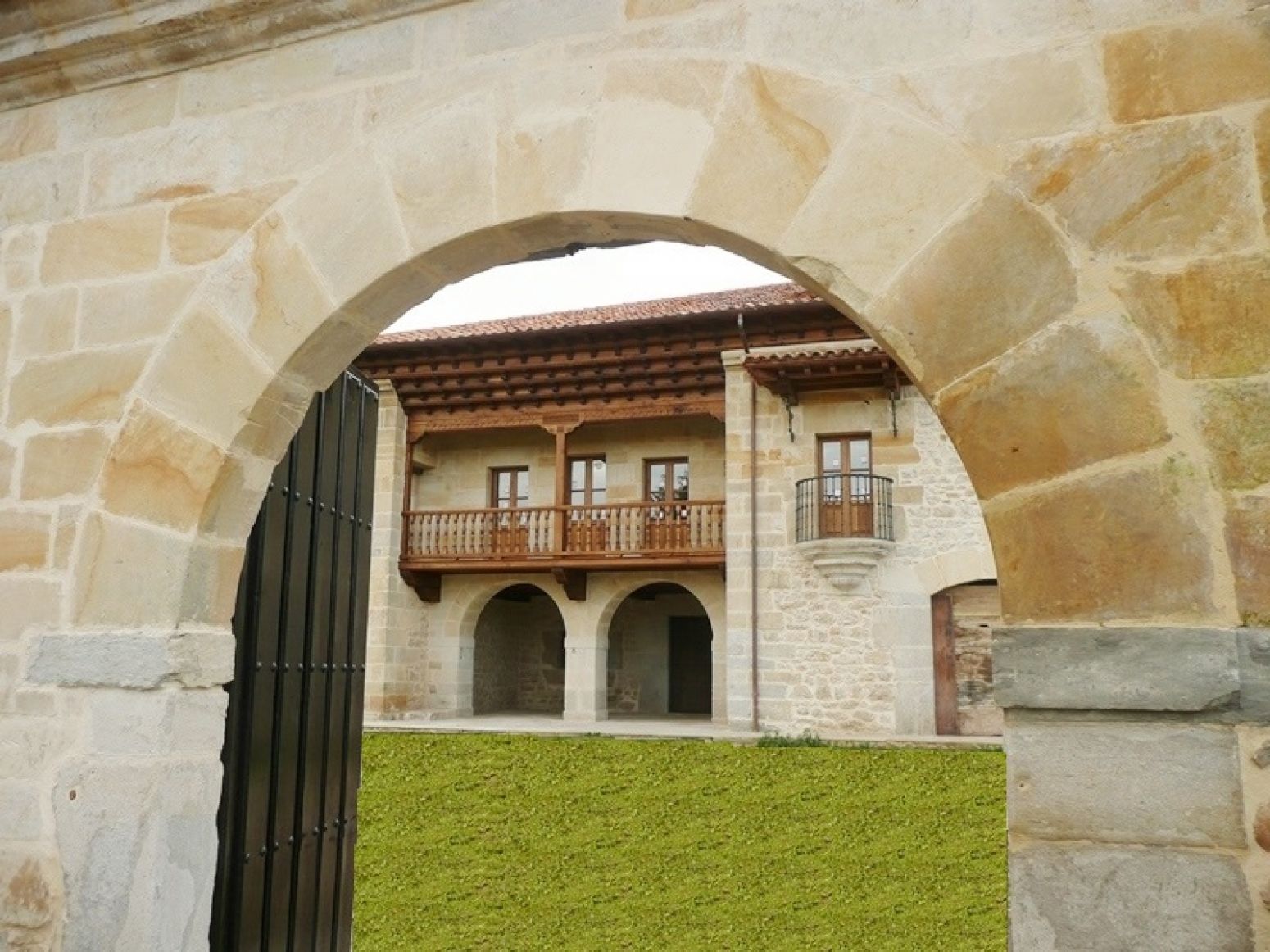 Außenansicht von Gebaude zur Miete in Reocín