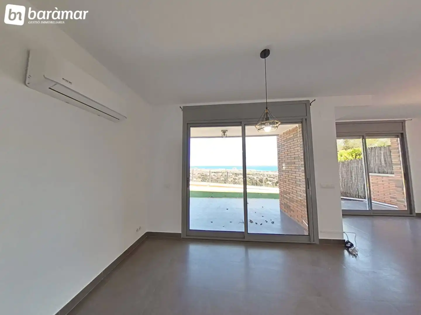 Sala de estar de Casa adosada en venta en El Vendrell con Aire acondicionado, Calefacción y Jardín privado