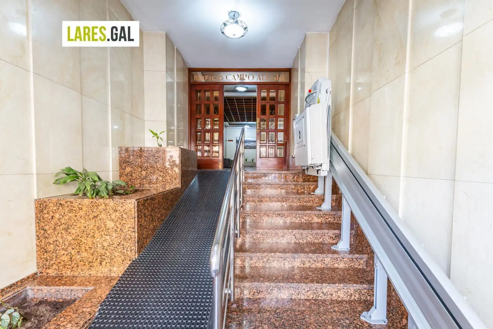 Piso en venta en Cangas  con Calefacción, Terraza y Trastero