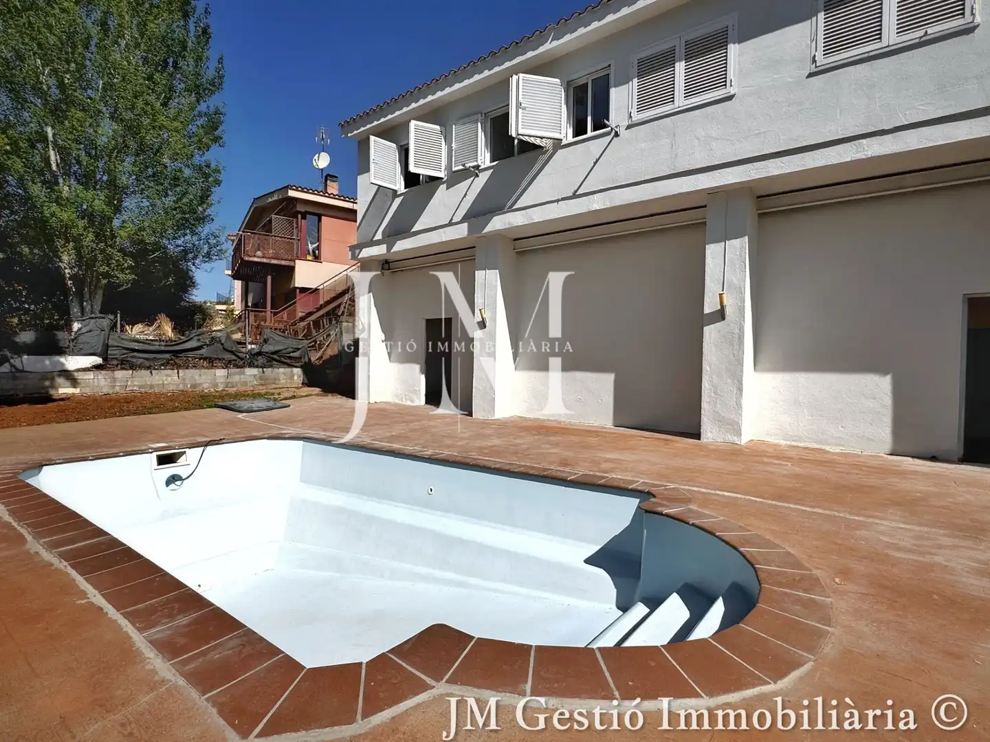 Vista exterior de Casa o xalet en venda en Rubí amb Calefacció, Jardí privat i Piscina