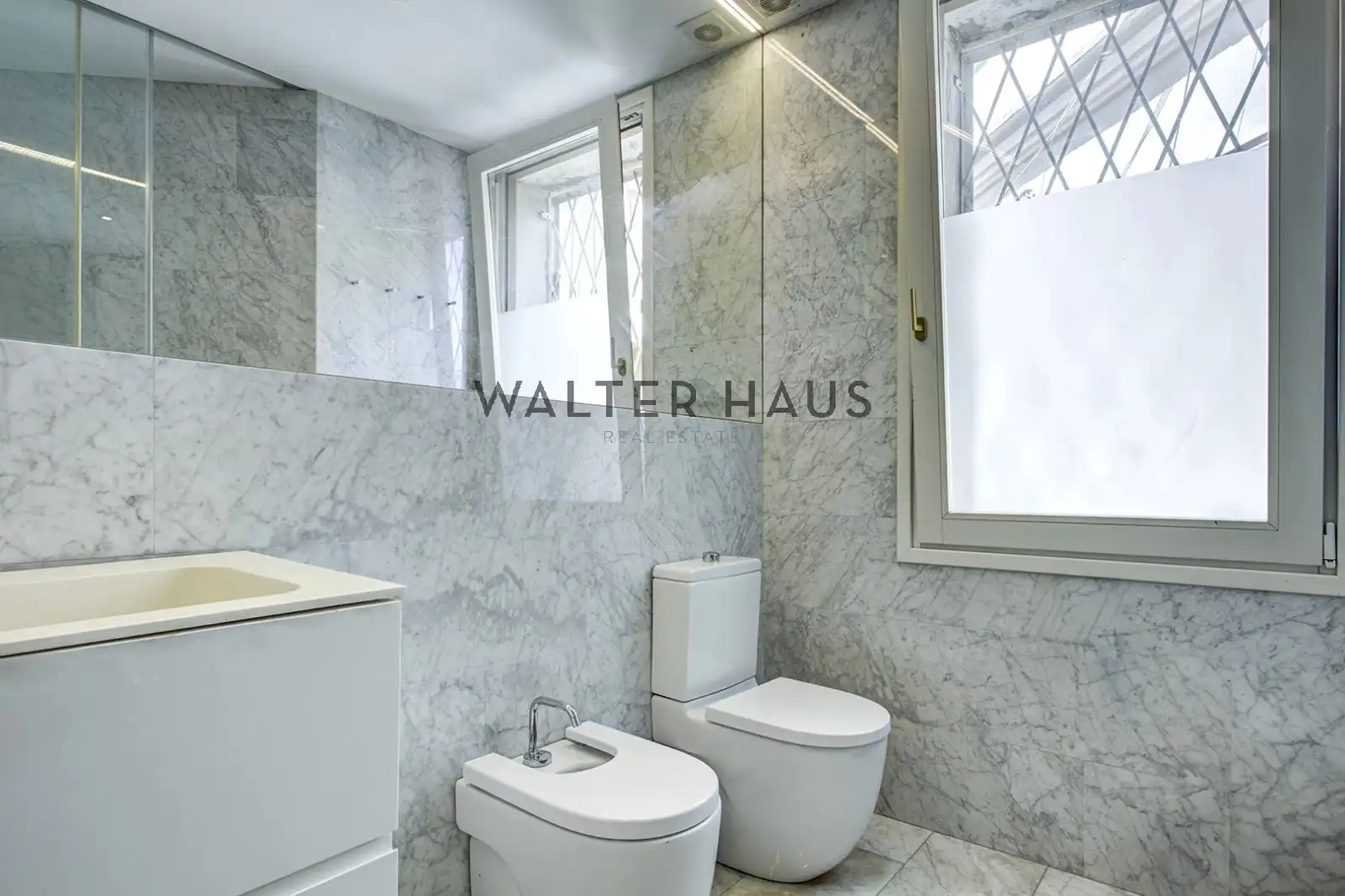 Bathroom of Flat for sale in Barcelona  with Air Conditioner, Terrace and Balcony